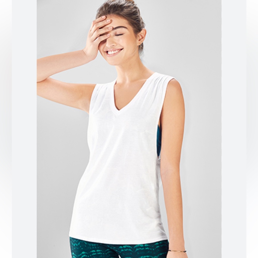 Taryn Ultra Light V-Neck Tank NWOT medium white rose pattern